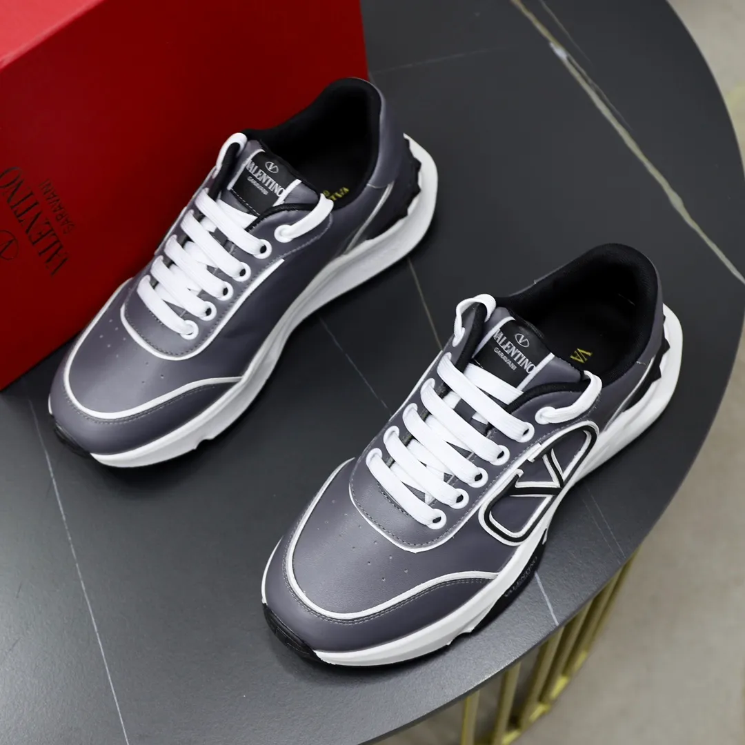 Ex-factory price: 460💰VALENTINO/Valentino 2025 men's latest low-top thick-soled sports shoes are shipped. Heavy-duty craftsmanship, men's fine casual sports shoes, versatile style. Original leather, rubber lines embellished with geometric segmented uppers, hand-stitched, novel and fashionable, rubber soles with rivet details on the front and back, VALENTINO GARAVANI LOGO printed on the side, and Valentino Garavani decorative inlays on the tongue. Logo, comfortable, breathable and durable on the feet! Comes with full original packaging! Code number: 38-39-40-41-42-43-44 (45 can be customized)